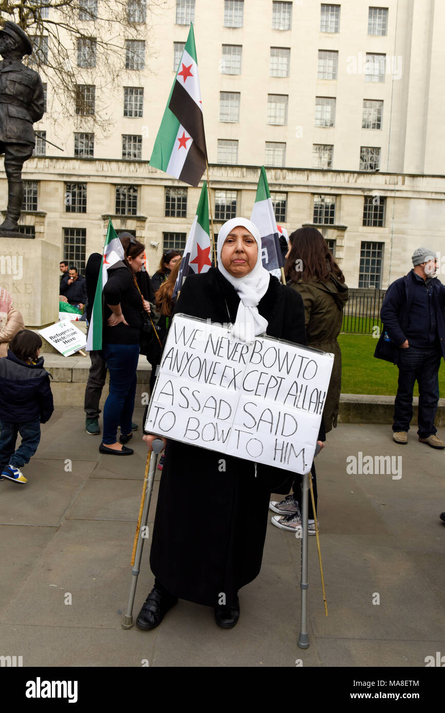 Syrische Demonstrant hält ein Schild lesen: "Wir hatten niemals die Bogen zu niemandem außer Allah, Assad sagte zu ihm: 'Während der syrischen Protest in London zu beugen, Großbritannien Stockfoto