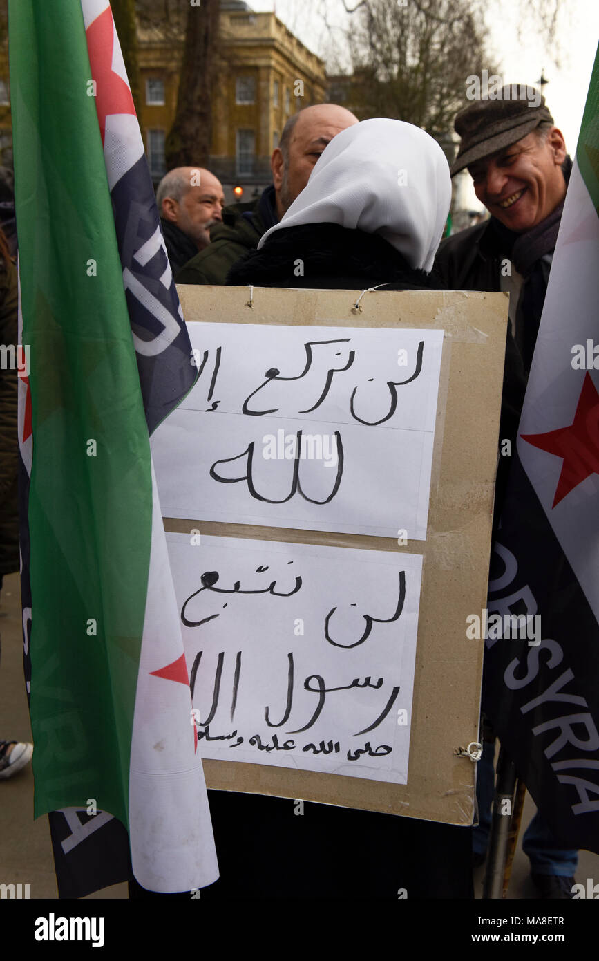 Syrische Demonstrant hält ein Schild lesen: "Wir hatten niemals die Bogen zu niemandem außer Allah, Assad sagte zu ihm: 'Während der syrischen Protest in London zu beugen, Großbritannien Stockfoto