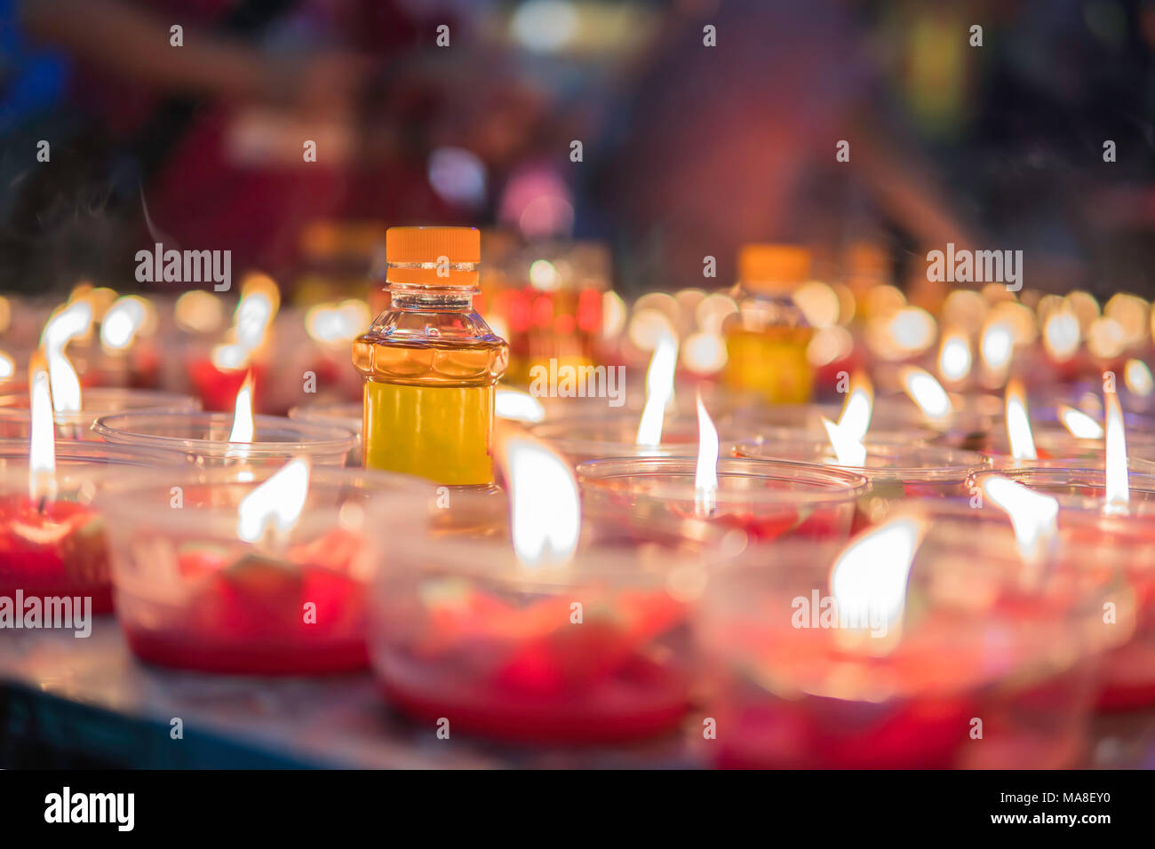Brennende Kerzen in einem buddhistischen Tempel in Asien China. Stockfoto