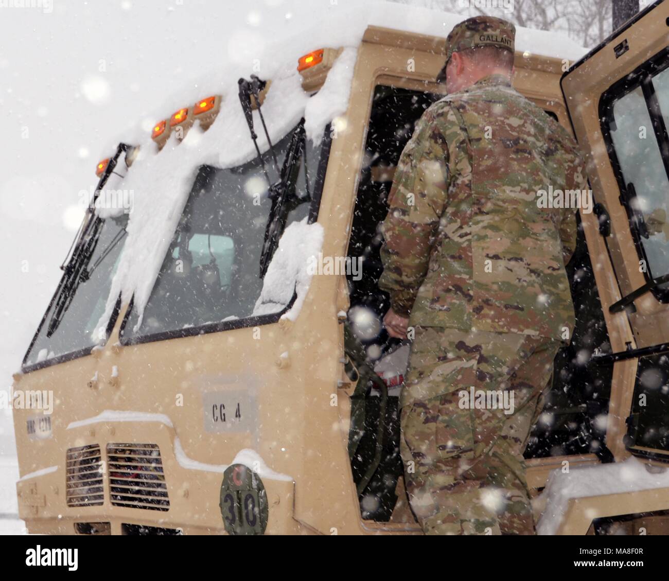 Ein New York Army National Guard Soldat aus der 42th Combat Aviation Brigade in Latham, NNEUE York bereitet seinen Träger für Missionen als massive snow Storm hits New York, 14. März 2017. () Stockfoto