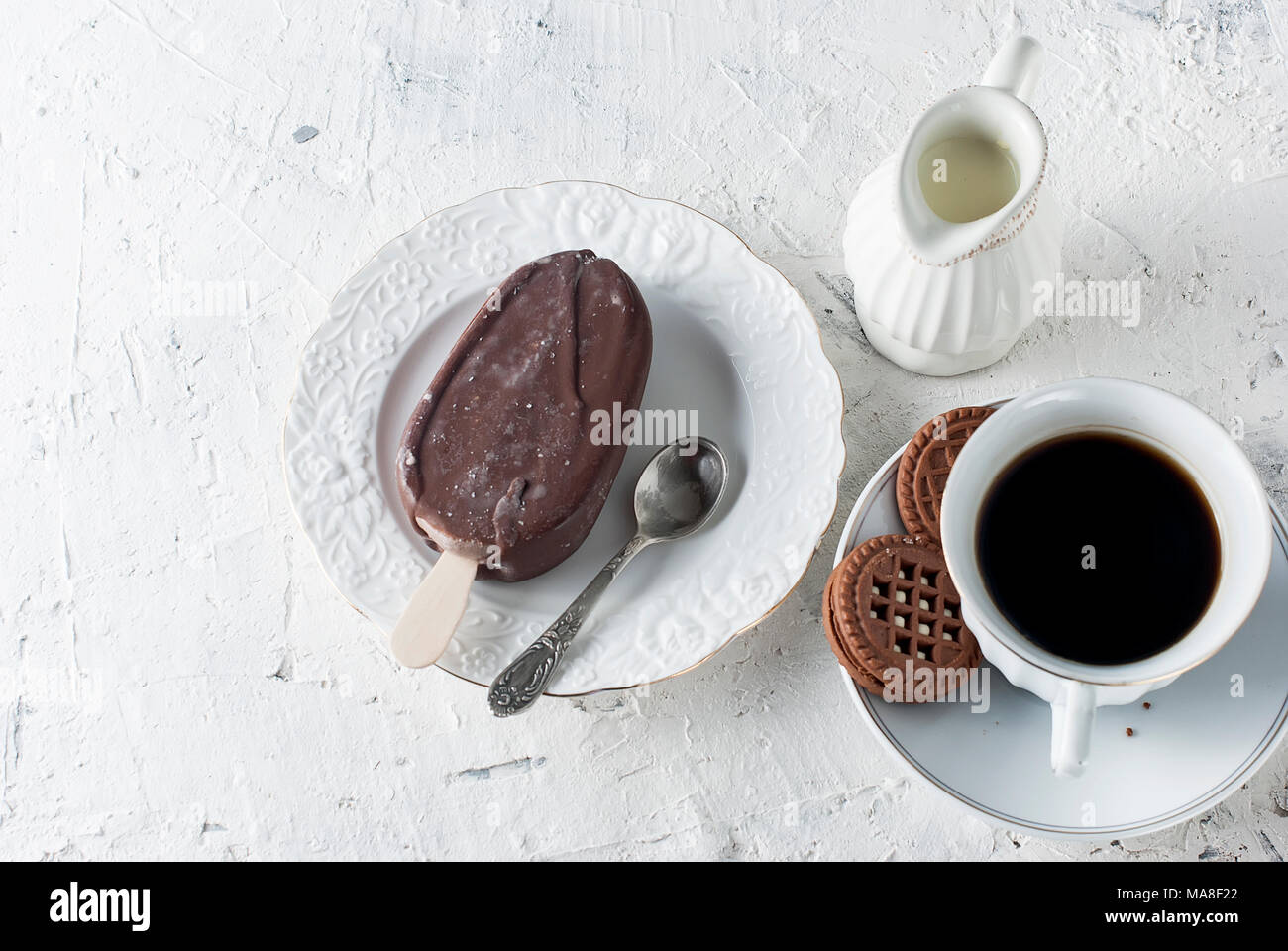 Frühstück leckeres Eis in Milchschokolade und eine Tasse starken Kaffee Stockfoto