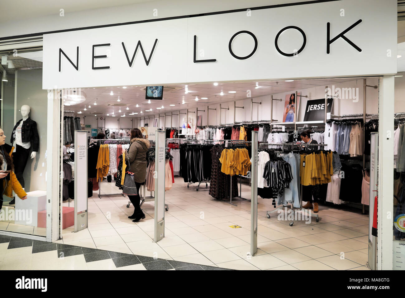 Neue Retail Frauen Fashion Store und Schild am Bahnhof Victoria Station suchen in West London UK KATHY DEWITT Stockfoto