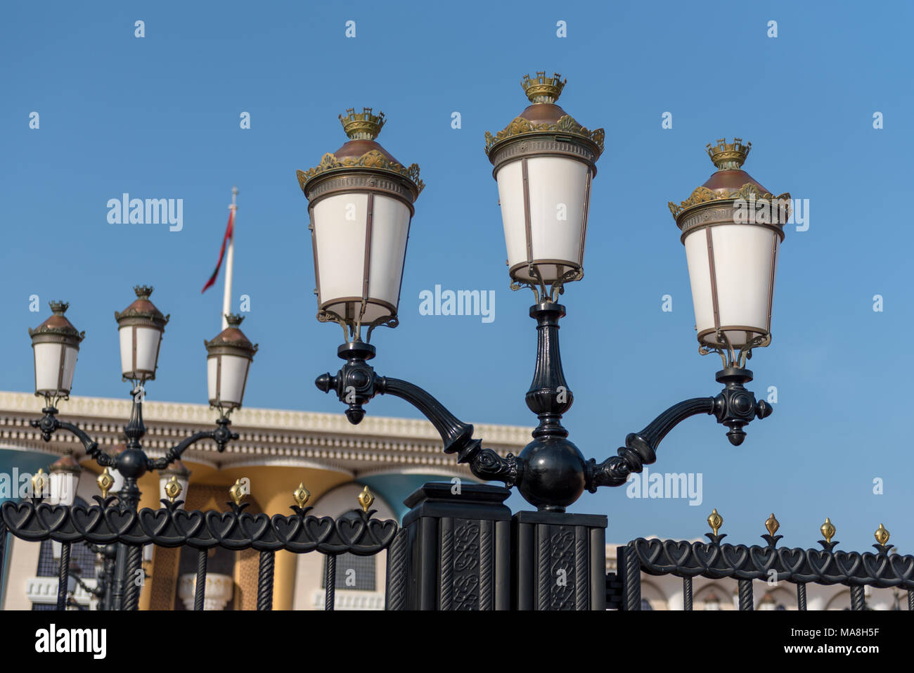Lamp Post in Mutrah, Oman außerhalb der Königlichen Palast des Sultans. Das Licht hat die kleinste Details und Symbolik einschließlich einer Krone Stockfoto
