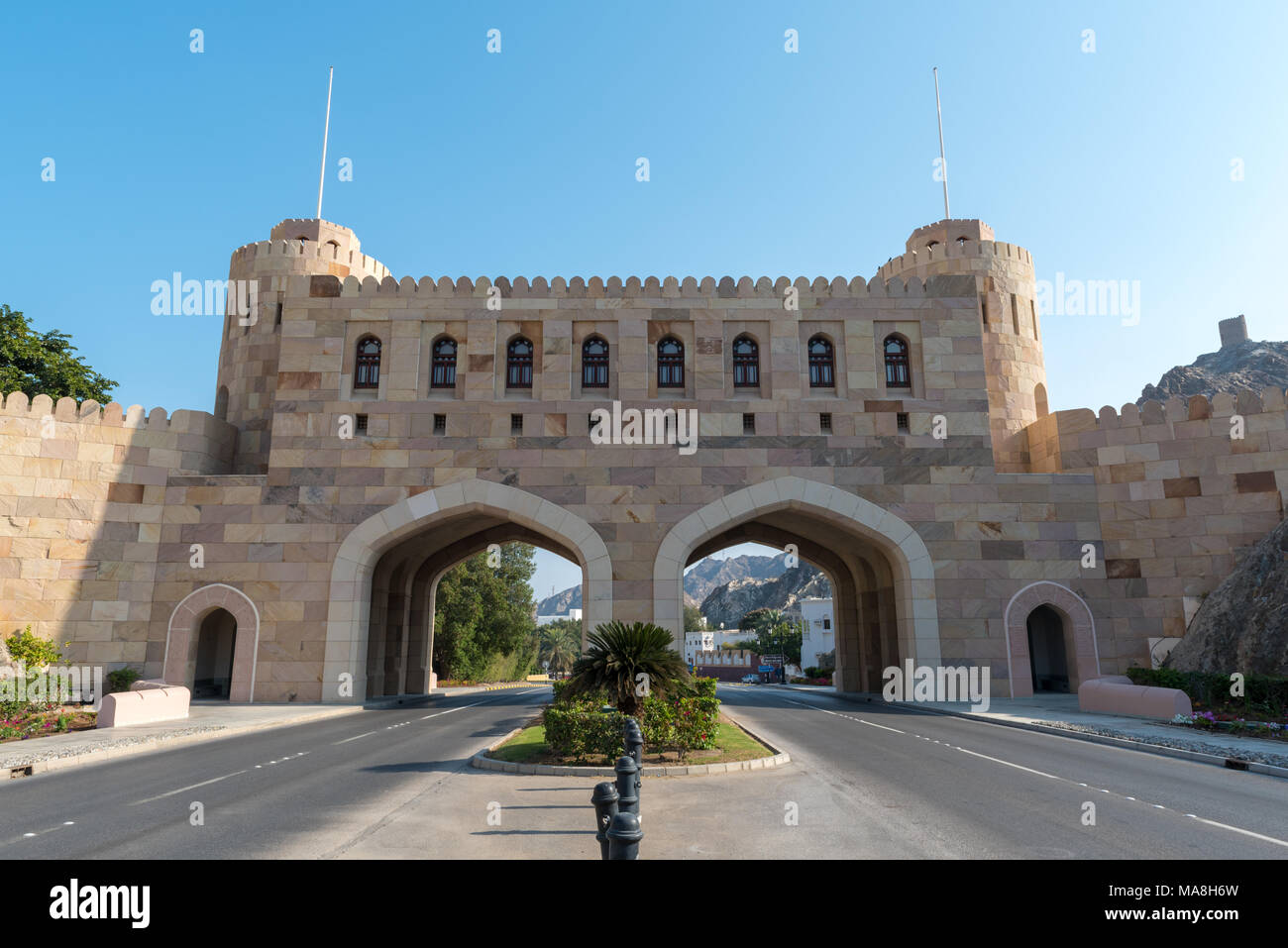 Muscat Gate auf Al Bahri Straße, Mutrah, Oman. Restaurierte alte Bab (Gate) für den Schutz der Eingang in die Altstadt von Muscat (mutrah) an der Küste Stockfoto