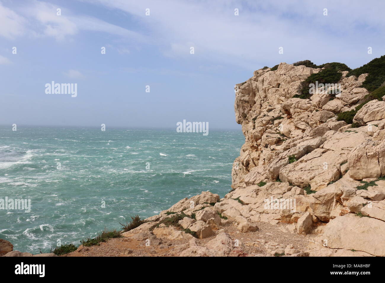 Stürmische Meer in Sardinien - Capo Caccia Klippen - schöne Seascape Stockfoto