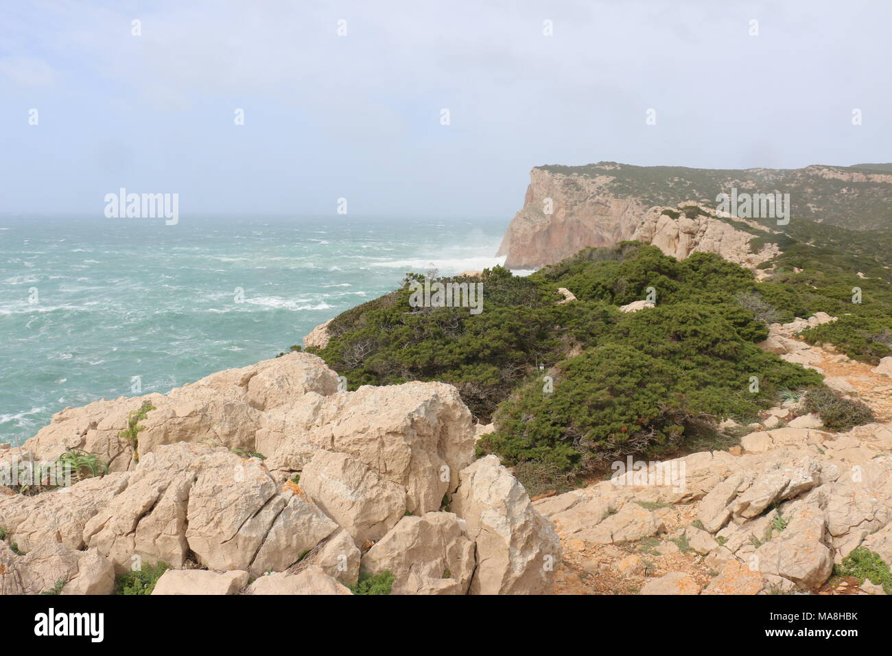Stürmische Meer in Sardinien - Capo Caccia Klippen - schöne Seascape Stockfoto