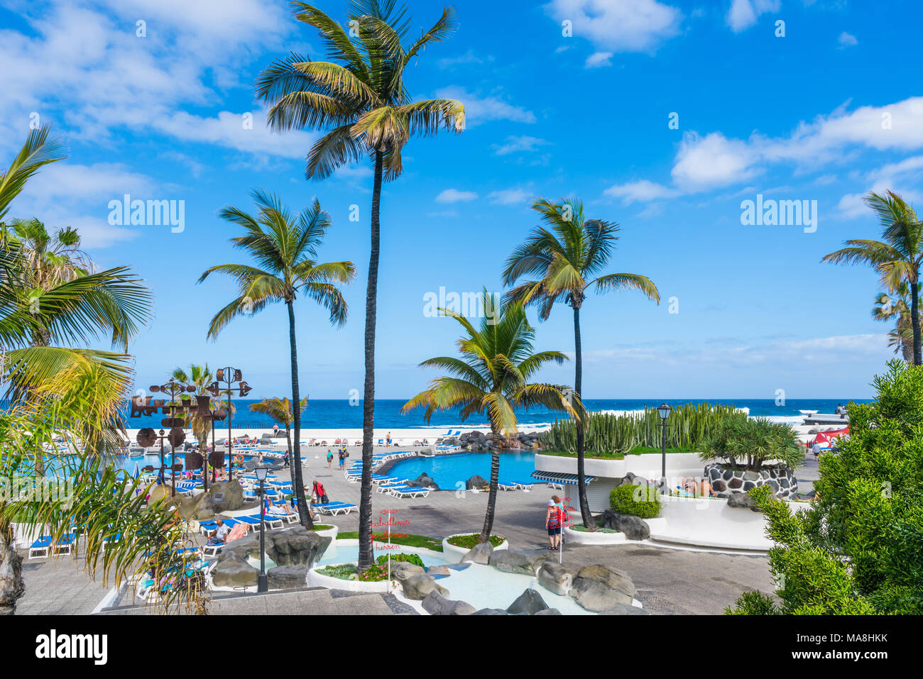 PUERTO DE LA CRUZ, TENERIFFA - 20. MÄRZ 2018: Touristen Sonne genießen in der Öffentlichkeit Salzwasserpools Lago Martianez in Puerto de la Cruz auf Teneriffa - die größte Stockfoto