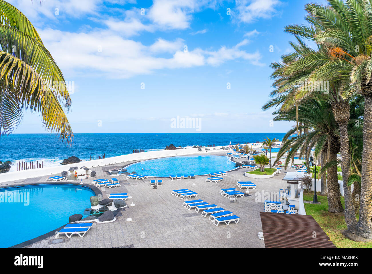 PUERTO DE LA CRUZ, TENERIFFA - 20. MÄRZ 2018: Touristen Sonne genießen in der Öffentlichkeit Salzwasserpools Lago Martianez in Puerto de la Cruz auf Teneriffa - die größte Stockfoto