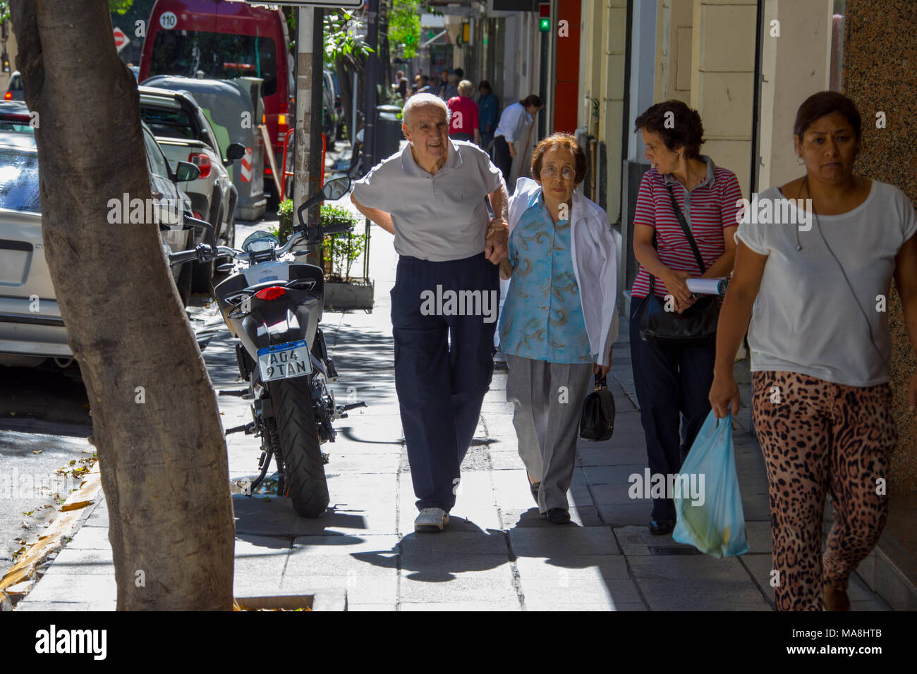 Mann helfen ältere Frau Spaziergang in Buenos Aires, Argentinien Stockfoto