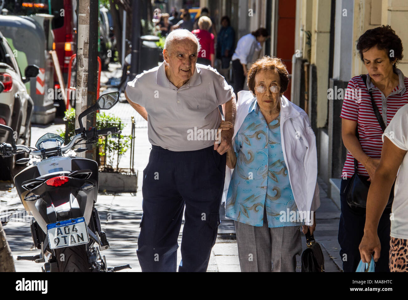 Mann helfen ältere Frau Spaziergang in Buenos Aires, Argentinien Stockfoto