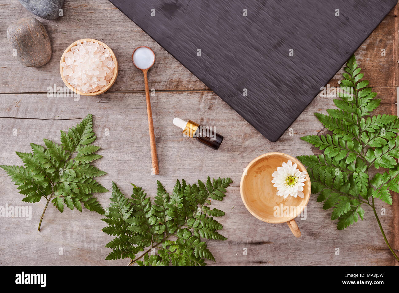 Aromatherapie: Badesalz, Kosmetik Creme, organische Seife und Grün verlassen auf hölzernen Tisch Stockfoto