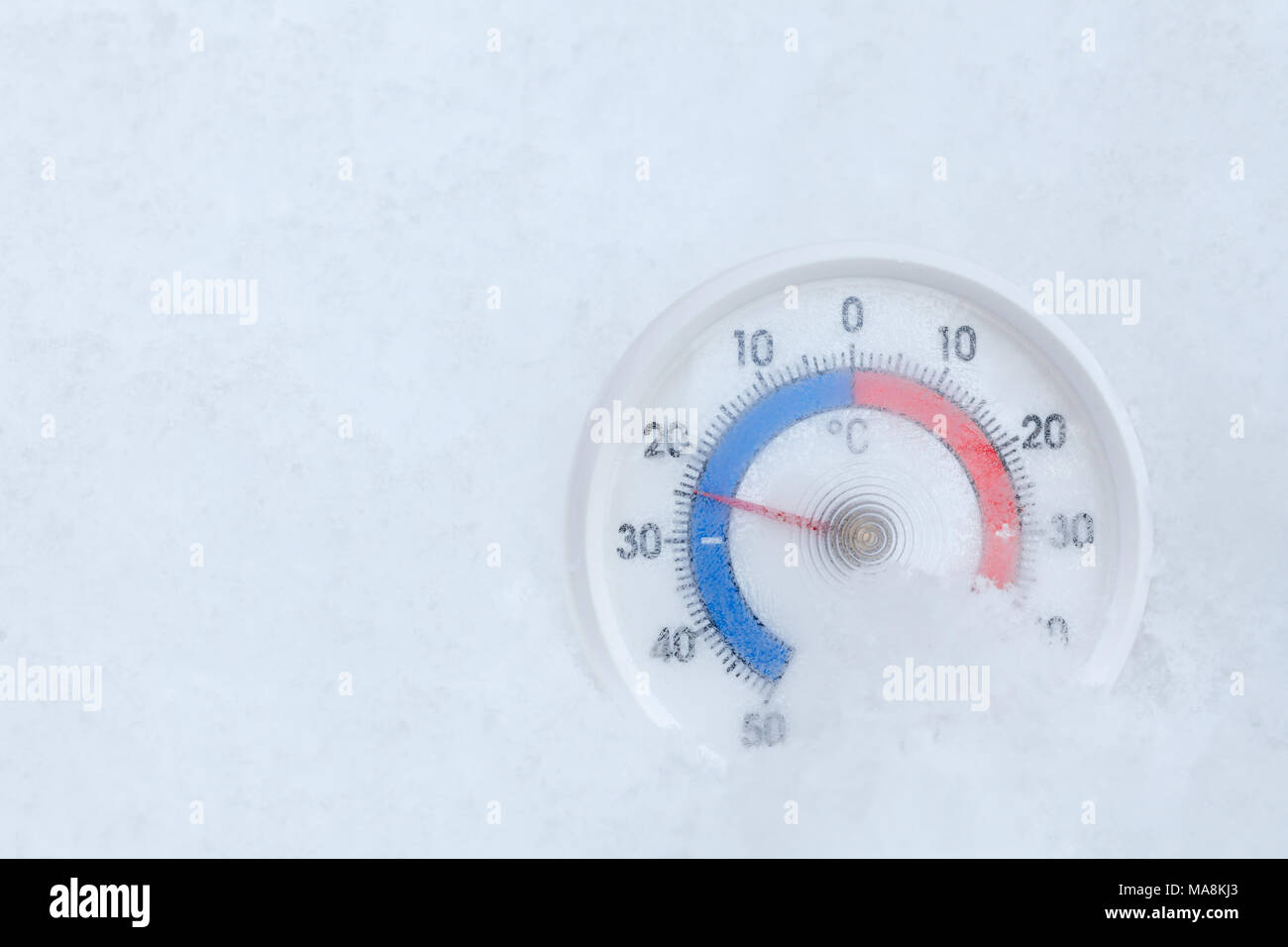 Thermometer mit Celsius in einem frischen Schnee mit Sub-zero Temperatur  minus 24 Grad kalten frostigen Winter Wetter Konzept plaziert  Stockfotografie - Alamy