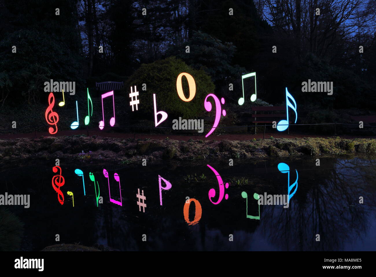 Musik der Nacht erstellt mit einem Pixelstick die Noten, die auf dem Computer erstellt wurden, und dann für die Verwendung auf dem leuchtstab Stockfoto