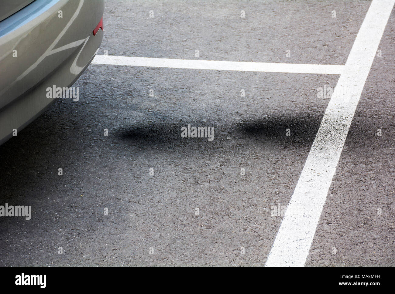 Fahrzeug schlecht Auspuff Markierungen am Boden, die Luftverschmutzung, Umweltzerstörung, schlechte Verbrennung, Probleme mit dem Motor. Stockfoto