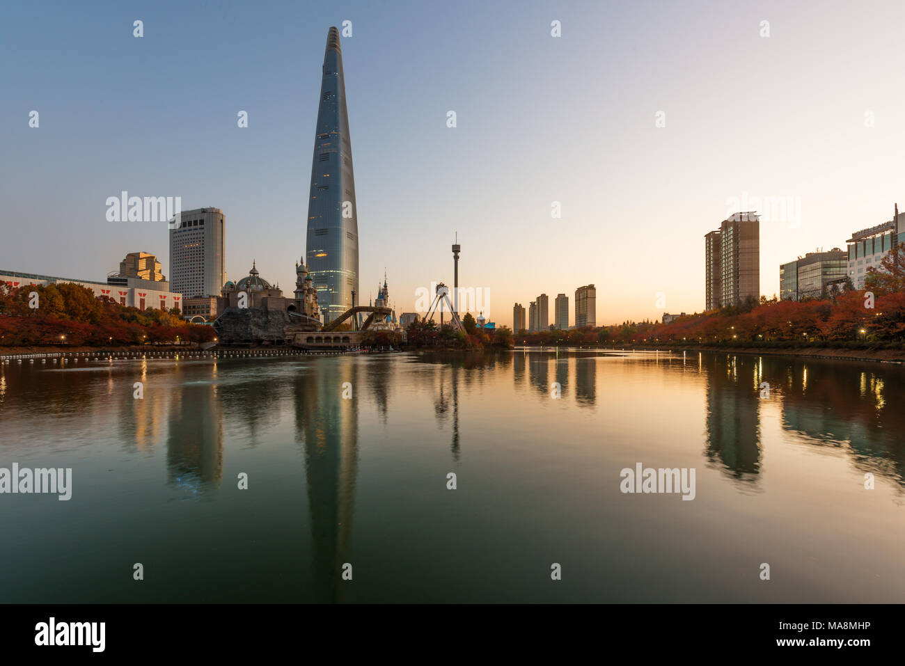 Herbst Landschaft an Lotte World am Morgen in Seoul, Südkorea. Stockfoto
