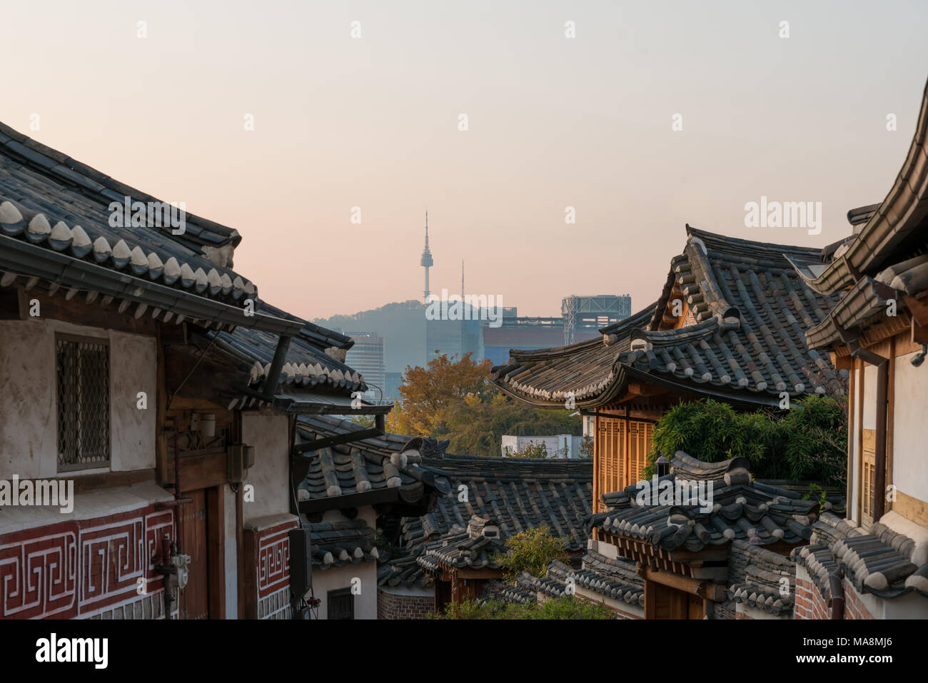 Traditionelle koreanische Architektur an das Dorf Bukchon Hanok mit N Seoul Tower im Hintergrund in Seoul, Südkorea. Stockfoto