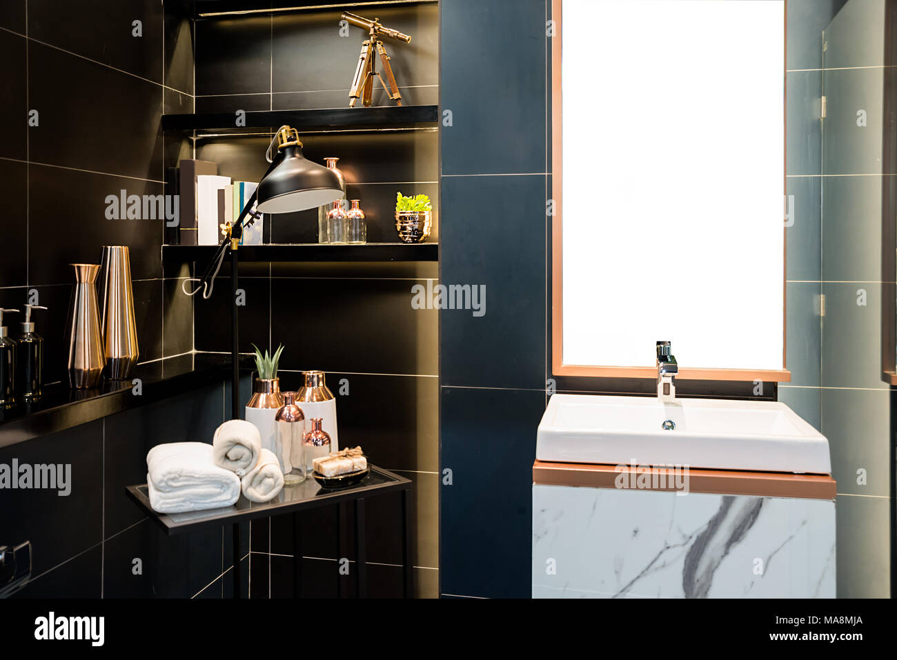 innenraum der badezimmer mit waschbecken wasserhahn und