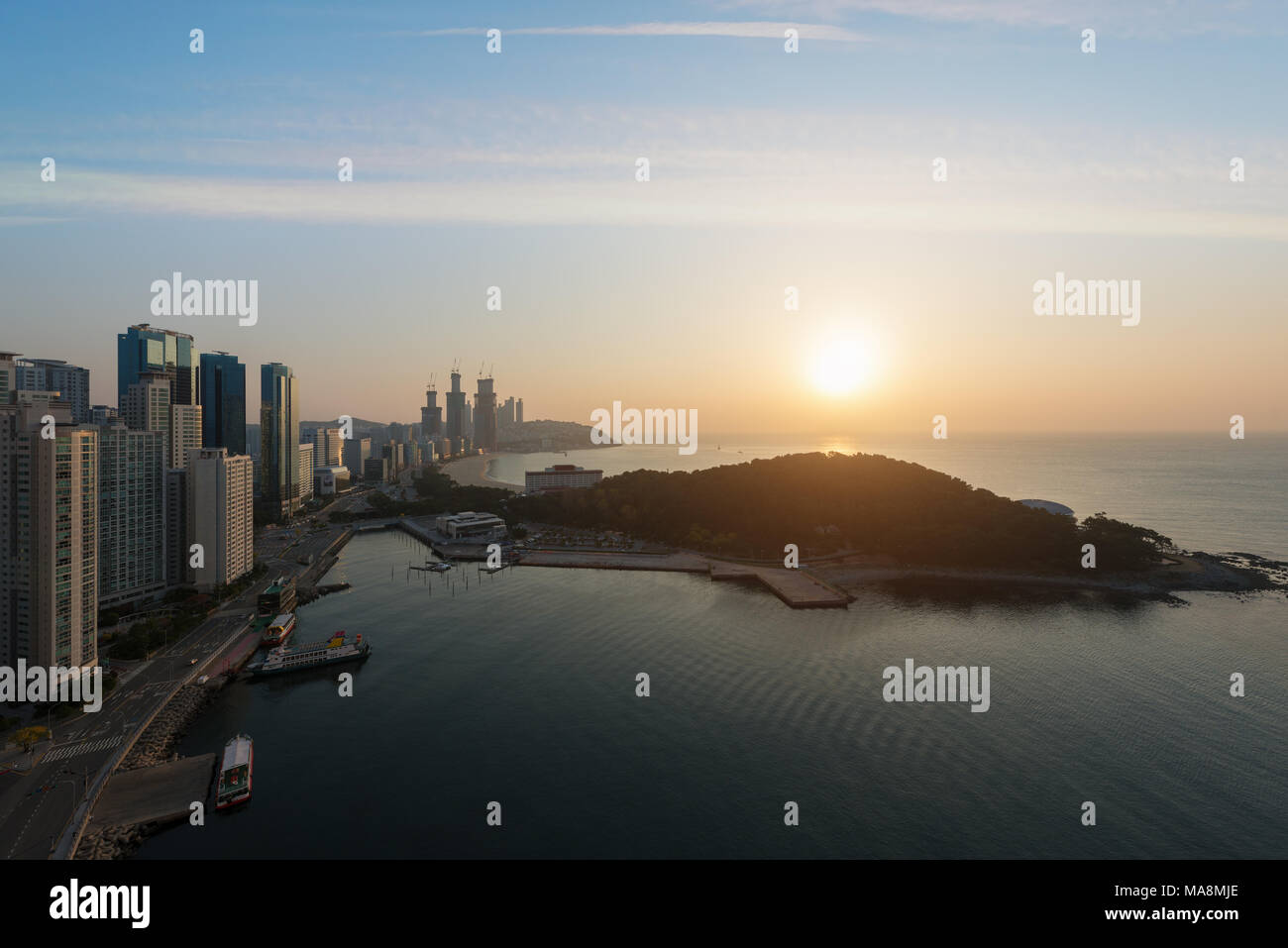 Sonnenaufgang am Haeundae Beach in Busan. Haeundae Beach ist der beliebteste Strand in Busan in Südkorea. Stockfoto