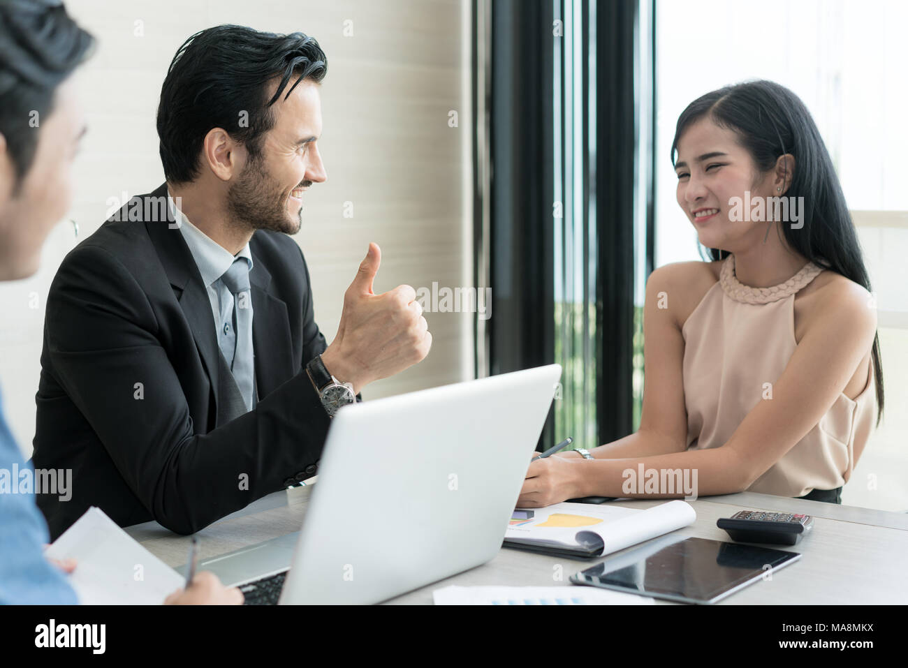 Asian Business Team Partner in Business Office thump up Nach dem erfolgreichen Geschäft. Stockfoto