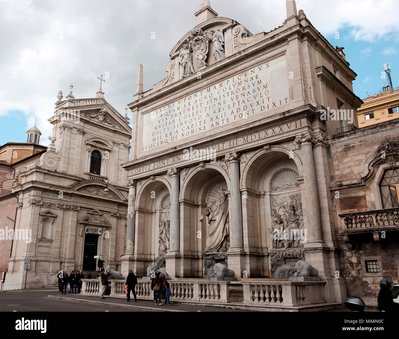 Auf der linken Seite das 17. Jahrhundert Kirche Santa Maria della Vittoria mit Fontana del Mosè in der forefround auf der Piazza di San Bernado, Rom Stockfoto