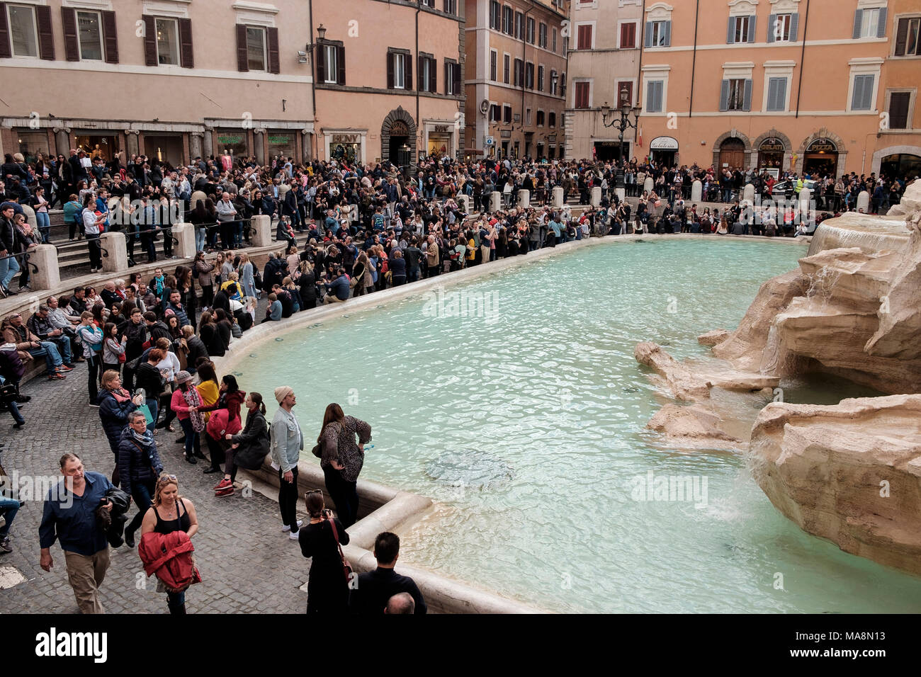 Der Trevi Brunnen, die Fontana di Trevi, aus dem 18. Jahrhundert Rokoko Design und eine touristische Heftklammer in Rom Stockfoto