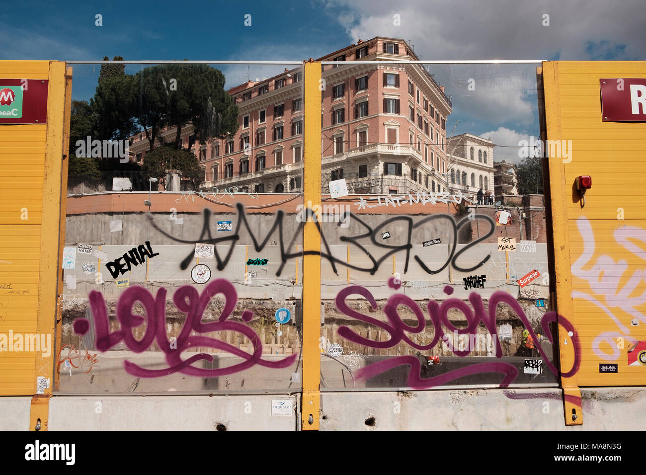 Graffiti auf Zäune rund um Verbesserung arbeitet im Kolosseum, Rom Stockfoto