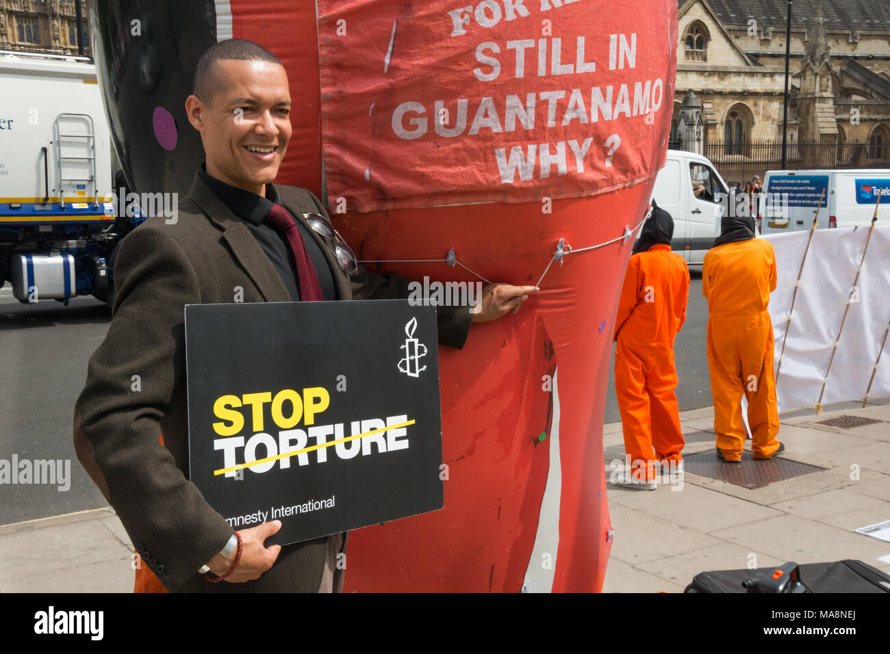 Clive Lewis, letzten Monat gewählt als Labour MP für Norwich Süden wirft mit einer Amnestie Poster top Folter" und einem riesigen aufblasbaren Shaker Aamer. Stockfoto