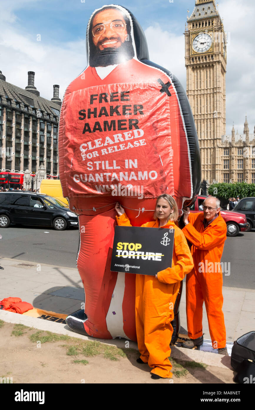 Tania Mathias, gewählt Letzten Monat als konservativ MP für Twickenham Posen mit einer Amnestie Poster top Folter" und einem riesigen aufblasbaren Shaker Aamer vor Big Ben. Stockfoto