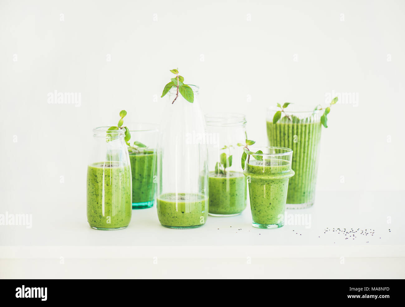 Matcha green vegan Smoothie mit Chia Samen und frischer Minze Stockfoto