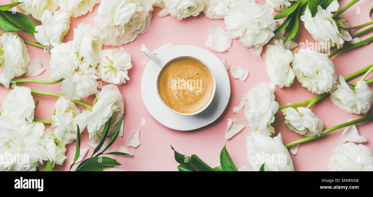 Tasse Kaffee und weißen Ranunkeln Blumen auf rosa Hintergrund Stockfoto