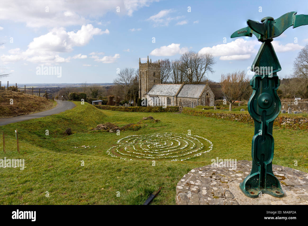 Sourton Labyrinth und Kirche am Rande der Granit Weg Radweg. Die aufwendige Schild markiert den Granit, Okehampton, Devon Stockfoto