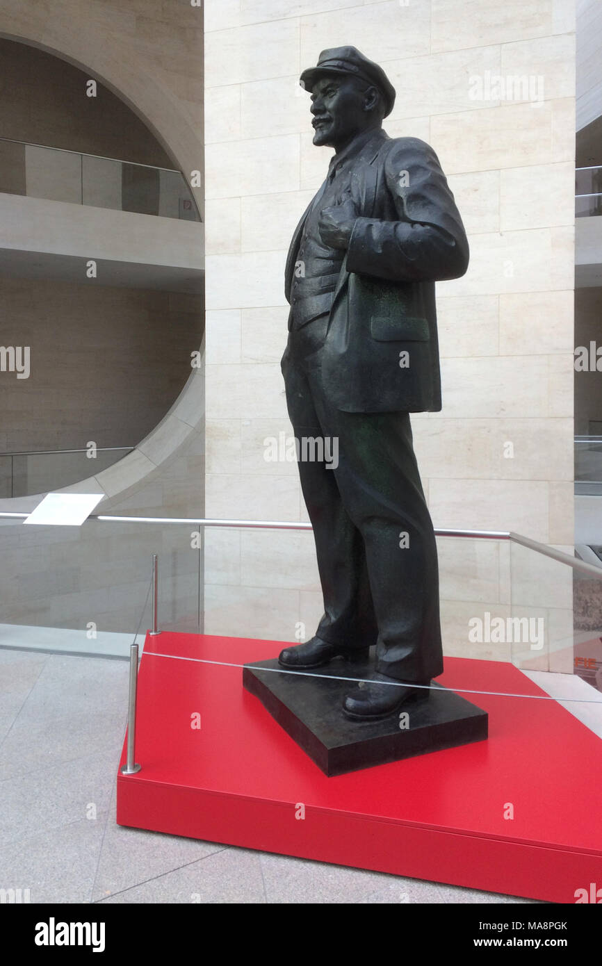 Bronzestatue von Wladimir Lenin (1925) vom sowjetischen Bildhauer Matvey Manizer, ausgestellt in der Gеrman Histоrical Musеum (Dеutsches Histоrisches Musеum) in Bеrlin, Gеrmany.. Nachdem die deutsche Wehrmacht die Stadt Puschkin in der Nähe von Leningrad in der Sowjetunion (heute Sankt Petersburg in Russland) eingenommen hatte, nahmen sie die Bronzemedamale als Teil der Kriegsbeute ein. Im Sommer 1943 wurde sie nach Eisleben in die Schmelzerei der Mansfeld AG gebracht. Da es ziemlich groß war und genügend Metall zum Schmelzen zur Verfügung stand, blieb es intakt. Stockfoto