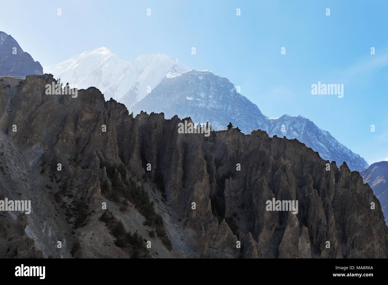 Ridge der Felsen hoch in den Bergen Stockfoto