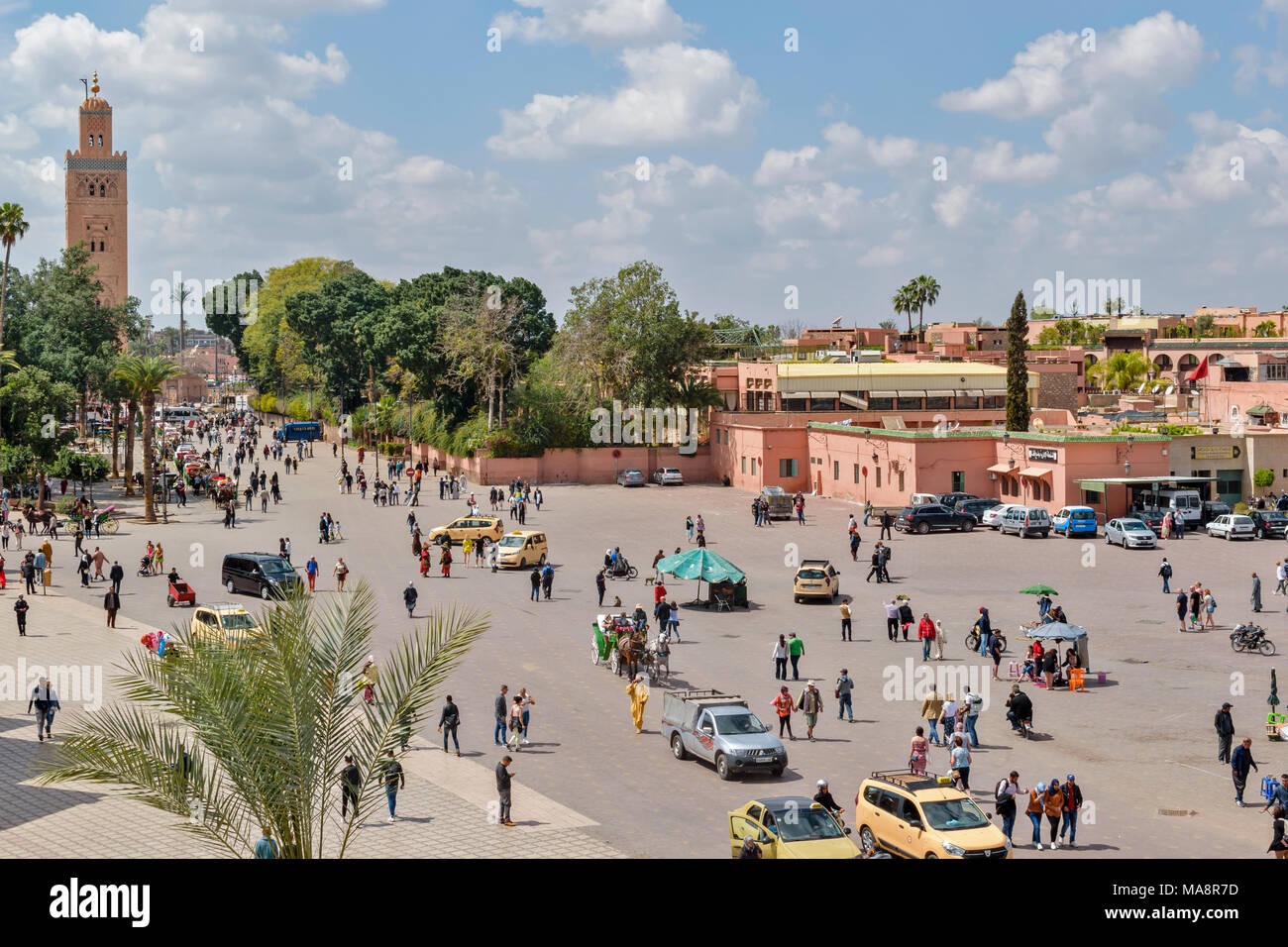 Marokko Marrakesch Platz Jemaa el Fna geht GESCHÄFTE ANIMATEURE MASSEN KOUTOUBIA TEIL 4 Stockfoto