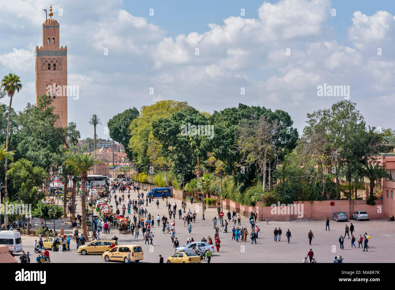 Marokko Marrakesch Platz Jemaa el Fna geht GESCHÄFTE ANIMATEURE MASSEN KOUTOUBIA TURM TEIL 5 Stockfoto