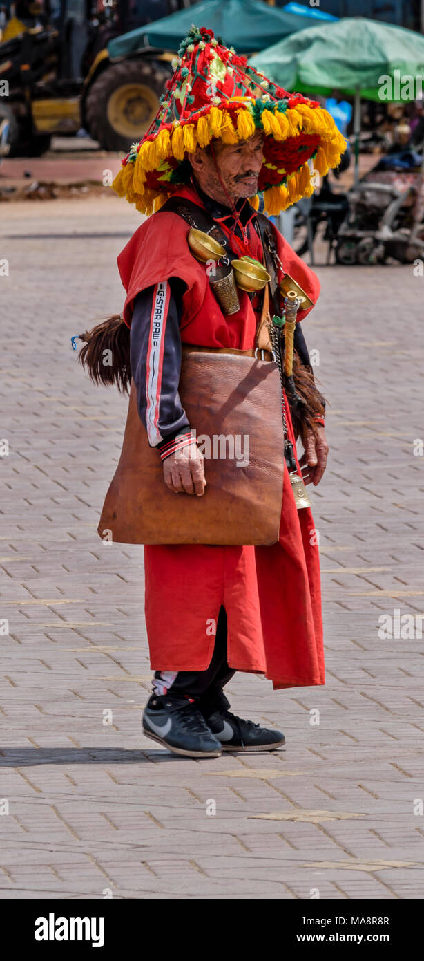 Marokko Marrakech traditionelle WASSER VERKÄUFER MIT SEINER Kleidung auf dem Platz Jemaa el Fna Stockfoto