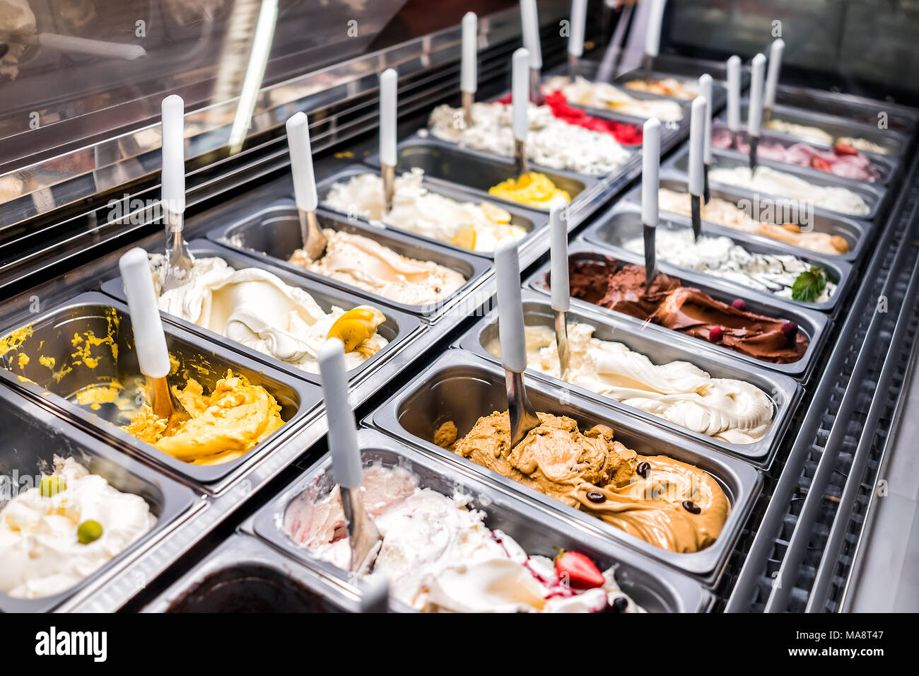 Eis gefrorenen Joghurt bunte Mit counter Salon mit vielen scoopable Aromen, Sorbet, Schokolade, Kaffee, toppings Stockfoto