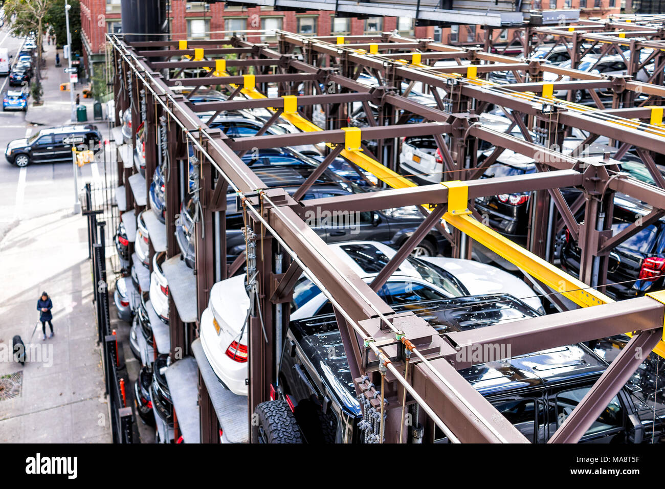 New York City, USA - 30. Oktober 2017: Luftaufnahme von Chelsea Nachbarschaft geparkten Autos Parkplatz Outdoor organisierten Garage auf der Straße unten in New Yor Stockfoto