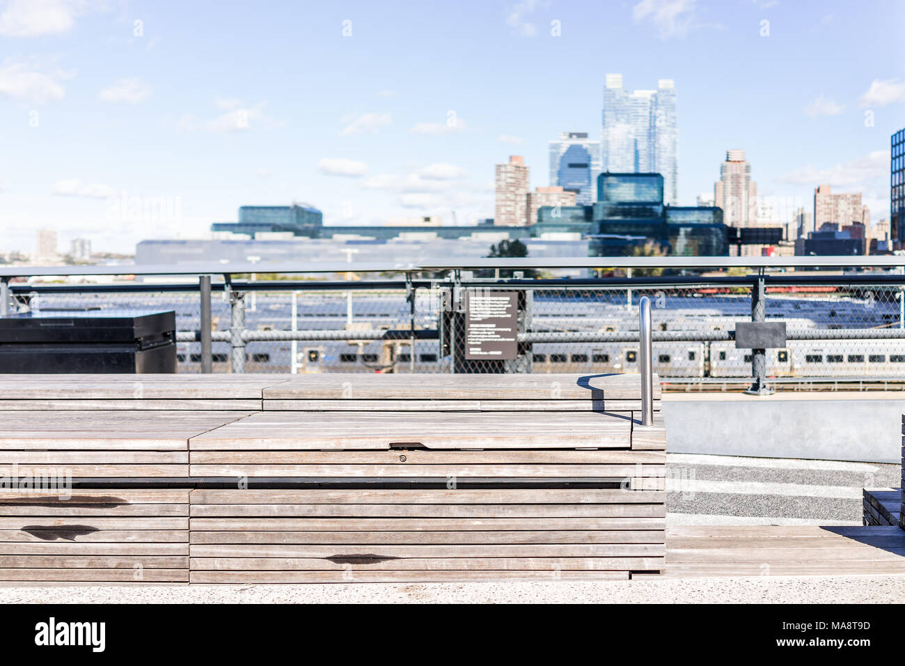 Urban Holzmöbeln minimalistisch minimal Bänke in Highline, High Line, New York City NYC mit niemand in Chelsea West Side von Hudson Yards Stockfoto