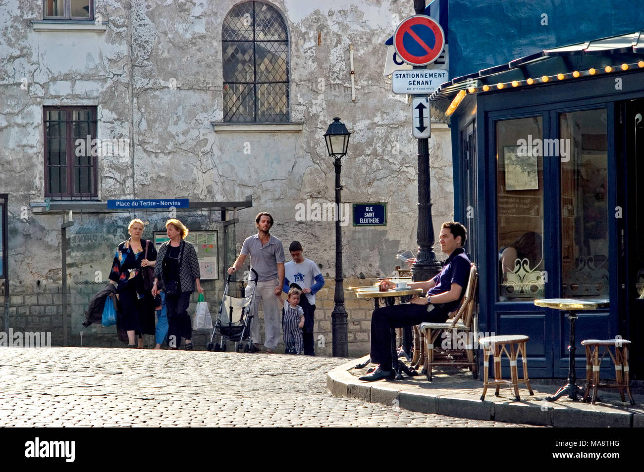 Paris, Frankreich. Montmartre. Familie wandern und man draußen sitzen Cafe an der Ecke des Place du Tertre Stockfoto
