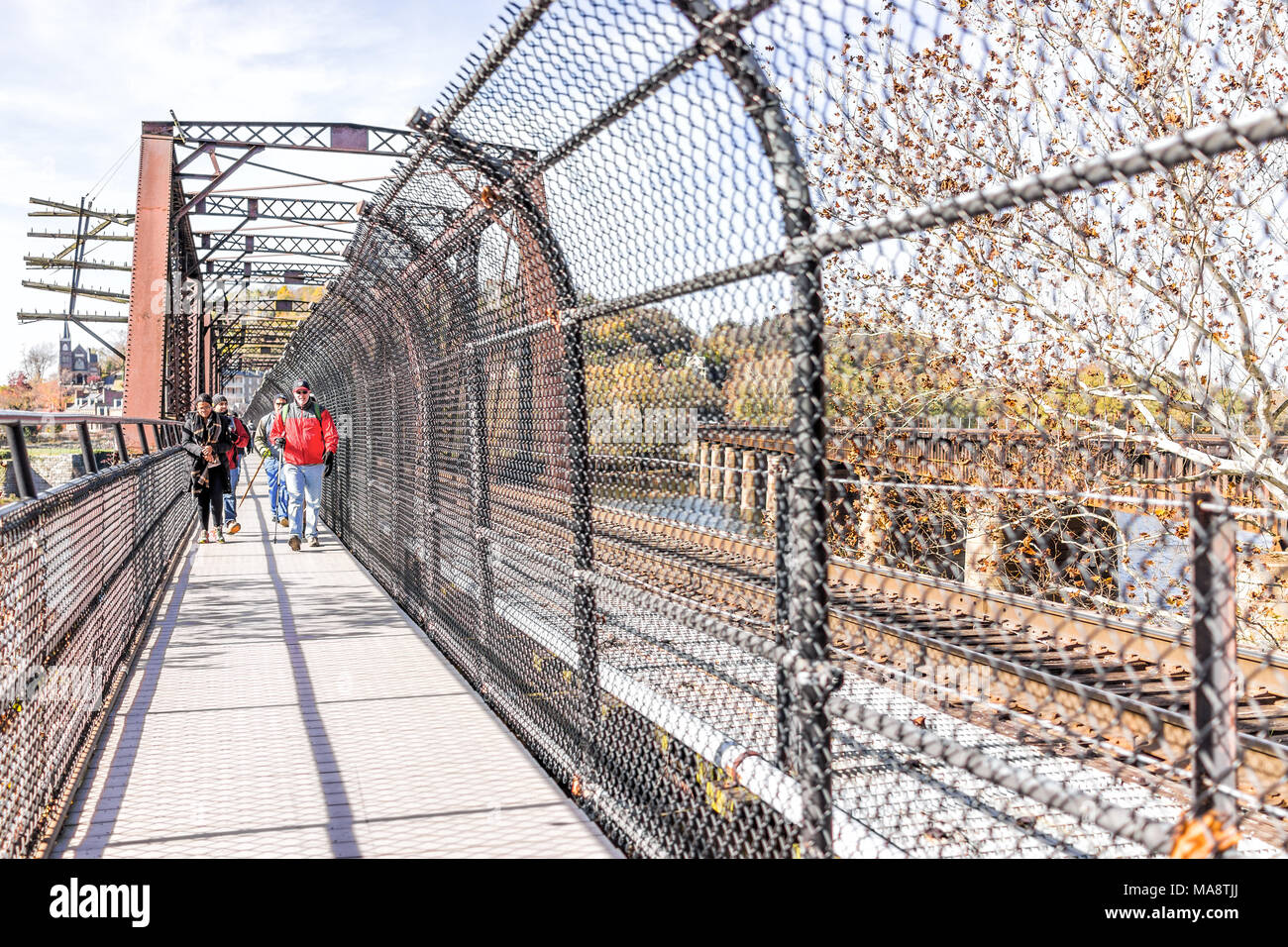 Harper's Ferry, USA - 11. November 2017: Menschen zu Fuß auf eisenbahnbrücke Wanderer Touristen im Herbst Herbst von kleinen Dorf Stadt in West Virginia, WV Stockfoto