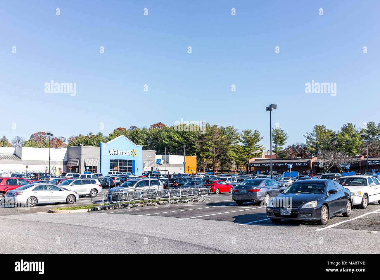 Burke, USA - November 24, 2017: Walmart Plaza Shopping Center in Virginia mit Parkplatz, Geschäfte Geschäfte Stockfoto