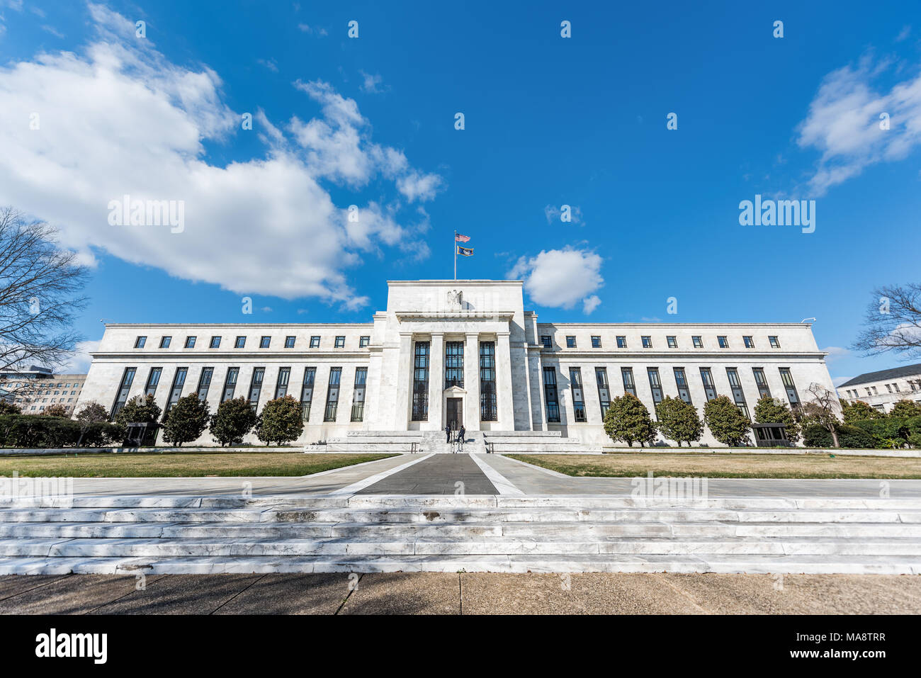 Washington DC, USA - 9. März 2018: die Federal Reserve Bank Eingang Weitwinkel Architektur Gebäude wand Sicherheit Schutz Türen, Pfad, amerikanische Flaggen, bl Stockfoto