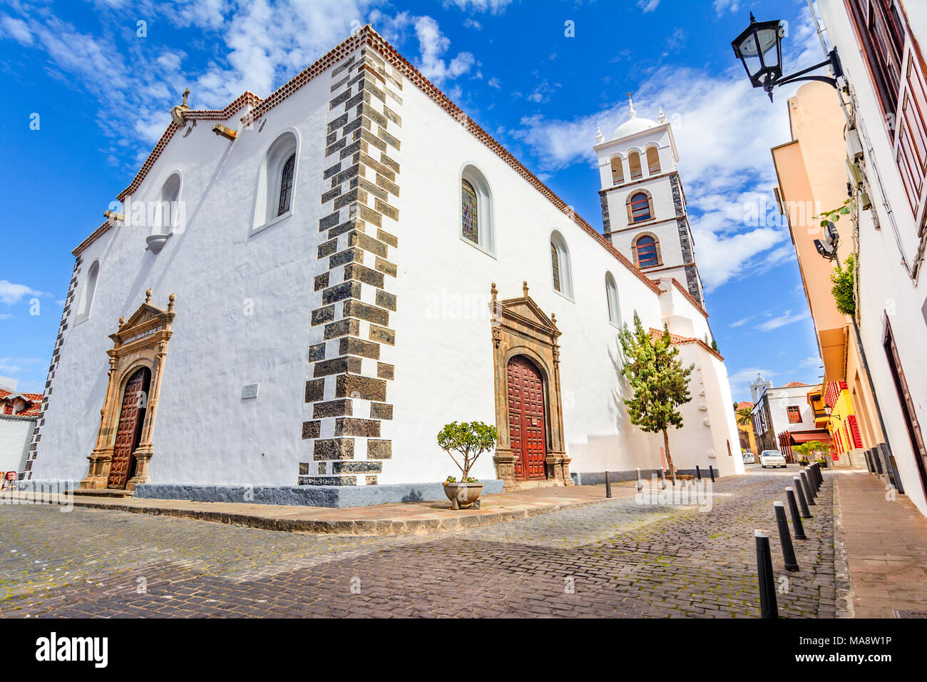 Garachico, Teneriffa, Spanien - Blick auf die Straße des 16. Jahrhunderts Kirche Santa Ana im wunderschönen Tag. Stockfoto
