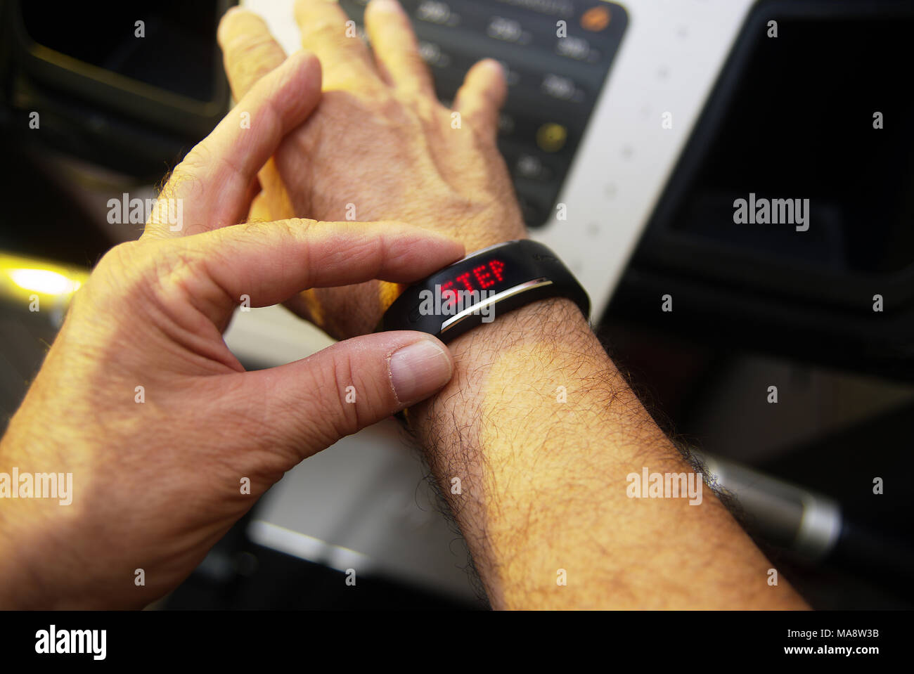 Montreal, Kanada, 30, März, 2018. Hände Einstellen eines Activity Monitor am Handgelenk. Credit: Mario Beauregard/Alamy leben Nachrichten Stockfoto