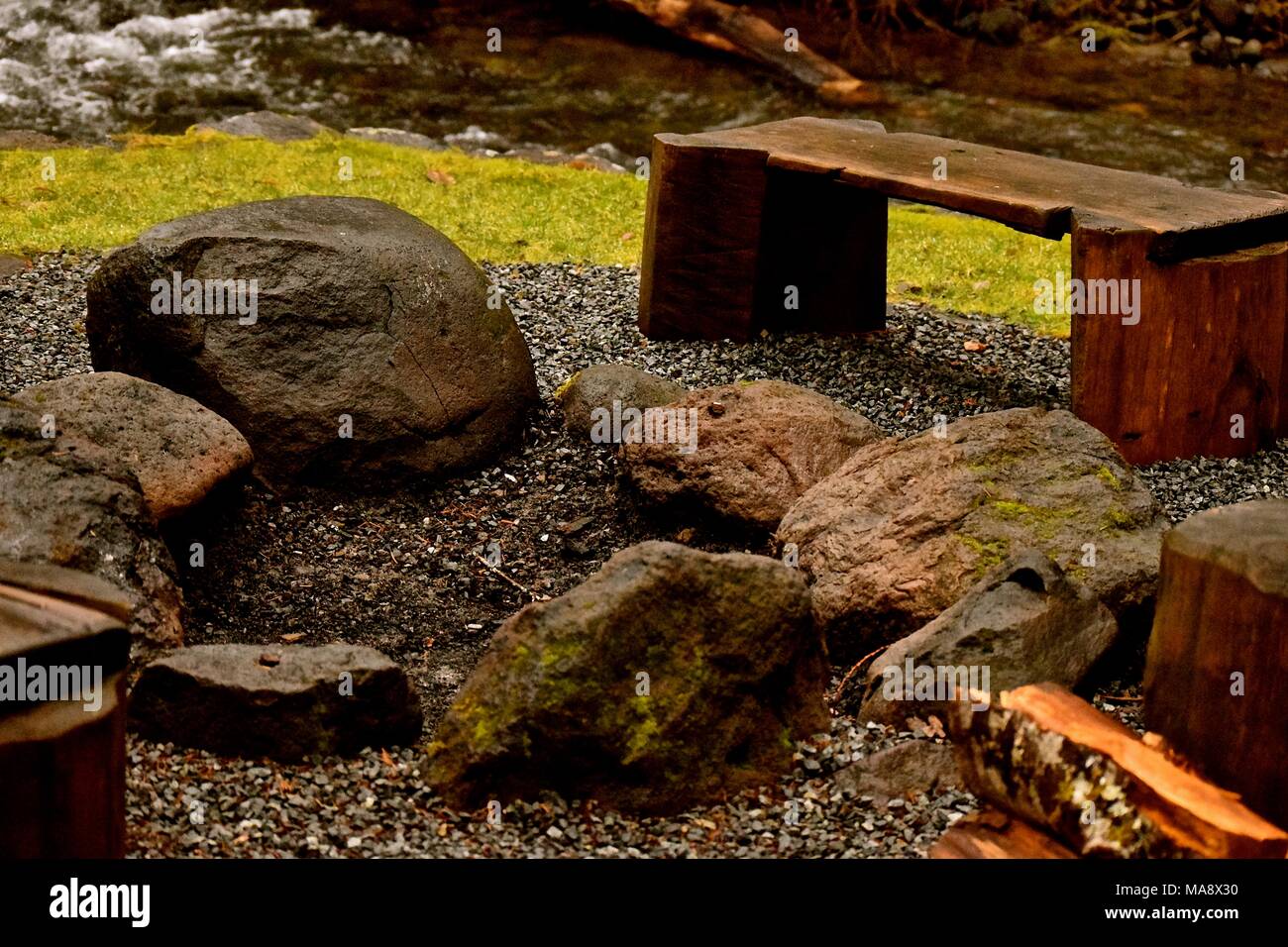 Lagerfeuer in einer Hütte am Bach Stockfoto
