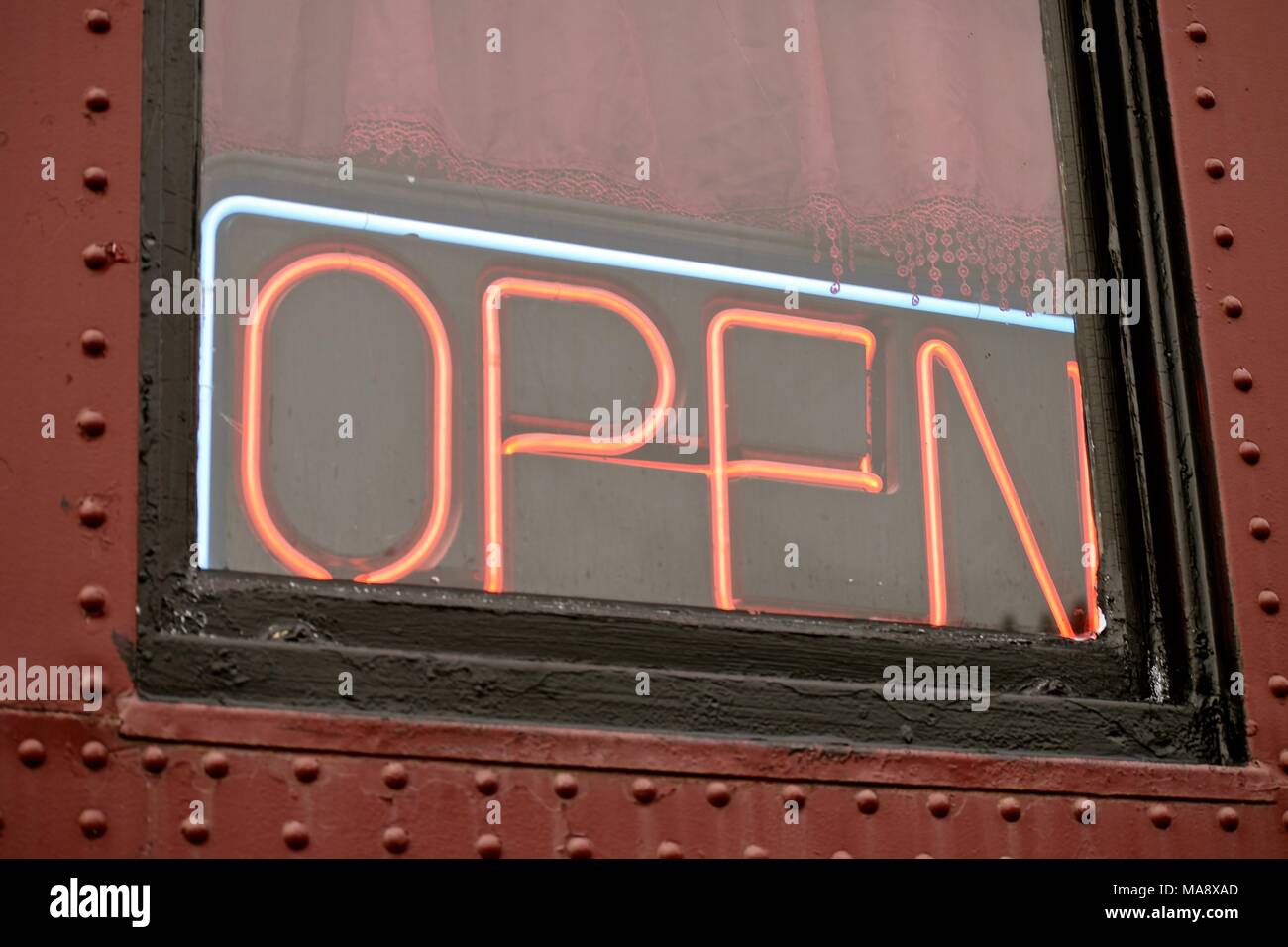 Neon 'Öffnen' Zeichen auf einem Zug Fenster, das als Restaurant genutzt wird. Stockfoto