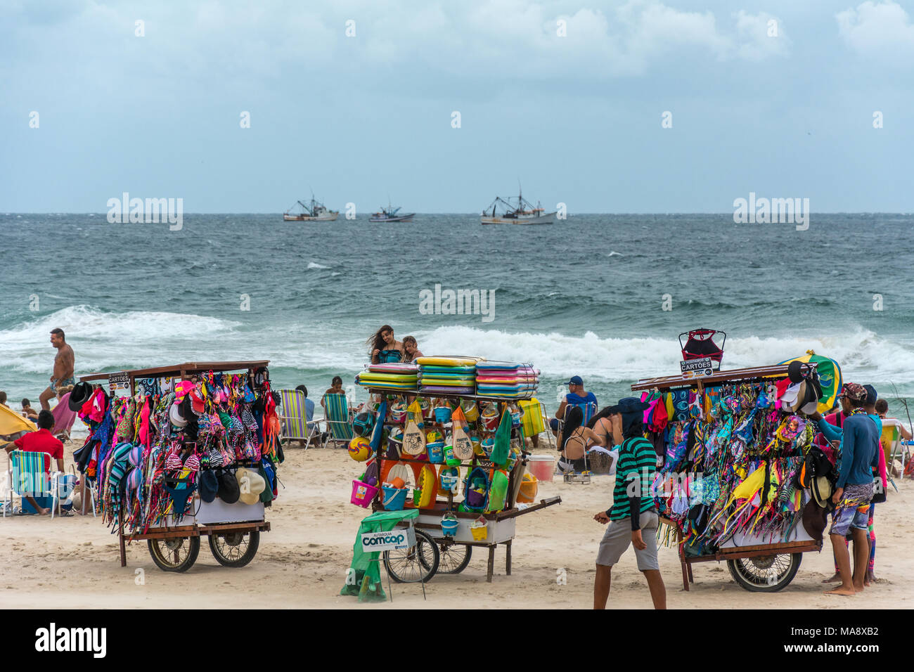 Florianopolis, Brasilien. Februry, 2018. Typische Straßenhändler, die bunten alles auf Campeche Strand (Praia do Campeche). Stockfoto