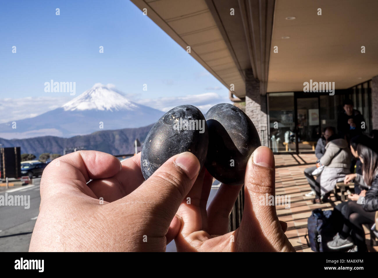 Schwarze Eier in den Schwefel der Berg Hakone gekocht und Owakudani-Bergen aufsteigenden Geschäfte mit Mount Fuji verkauft im Hintergrund Stockfoto