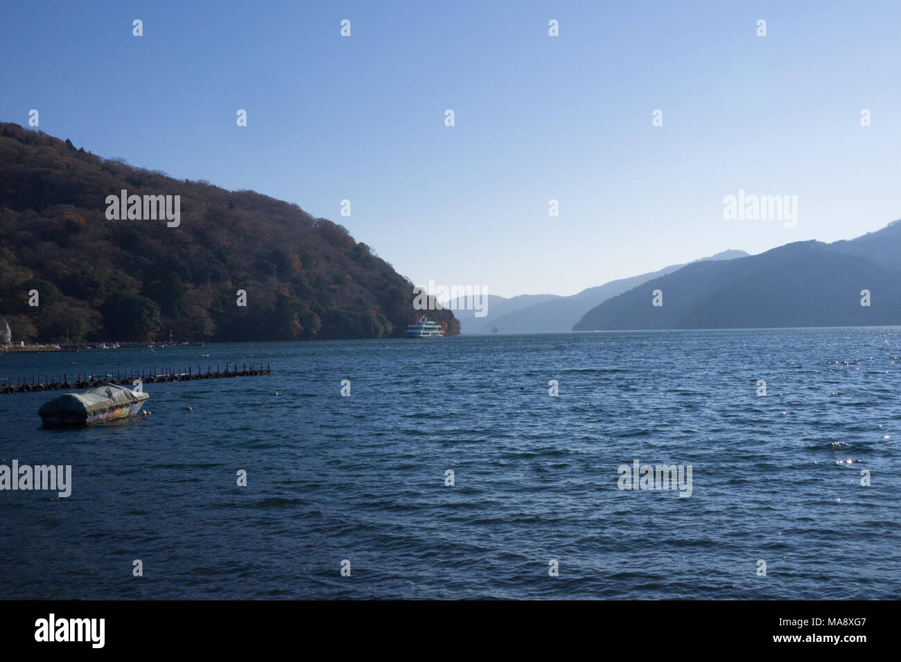 Eine wunderschöne Aussicht auf dem See Ashi und die umliegenden Berge. Stockfoto